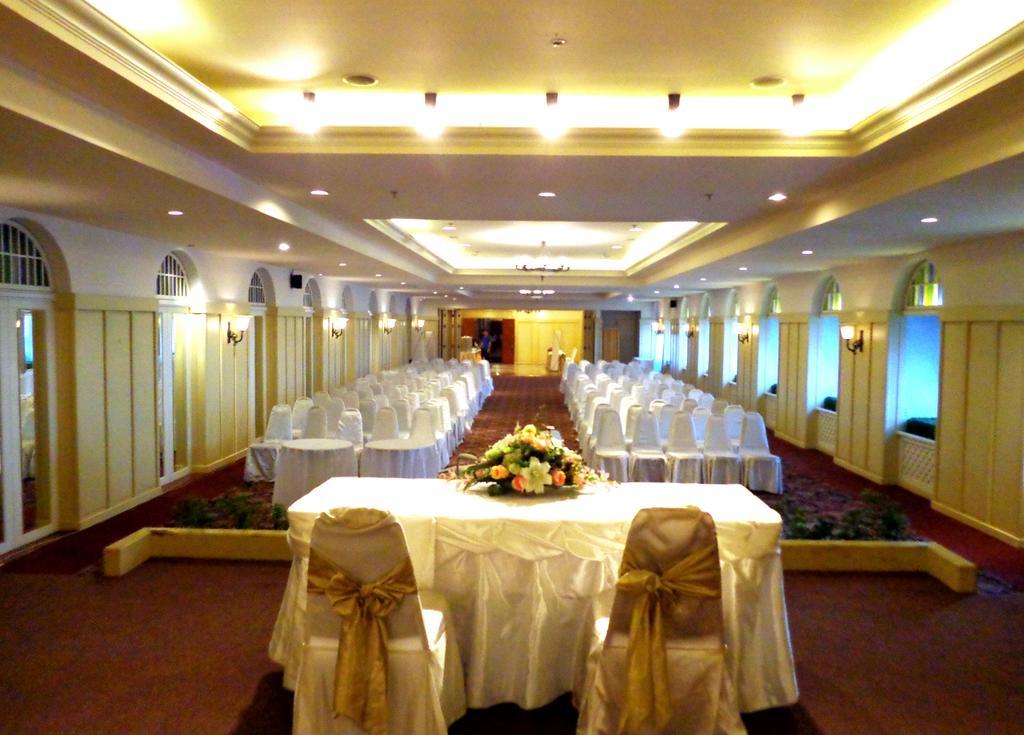 Iyarin @ Tuk Chang Hotel Bangkok Exterior photo