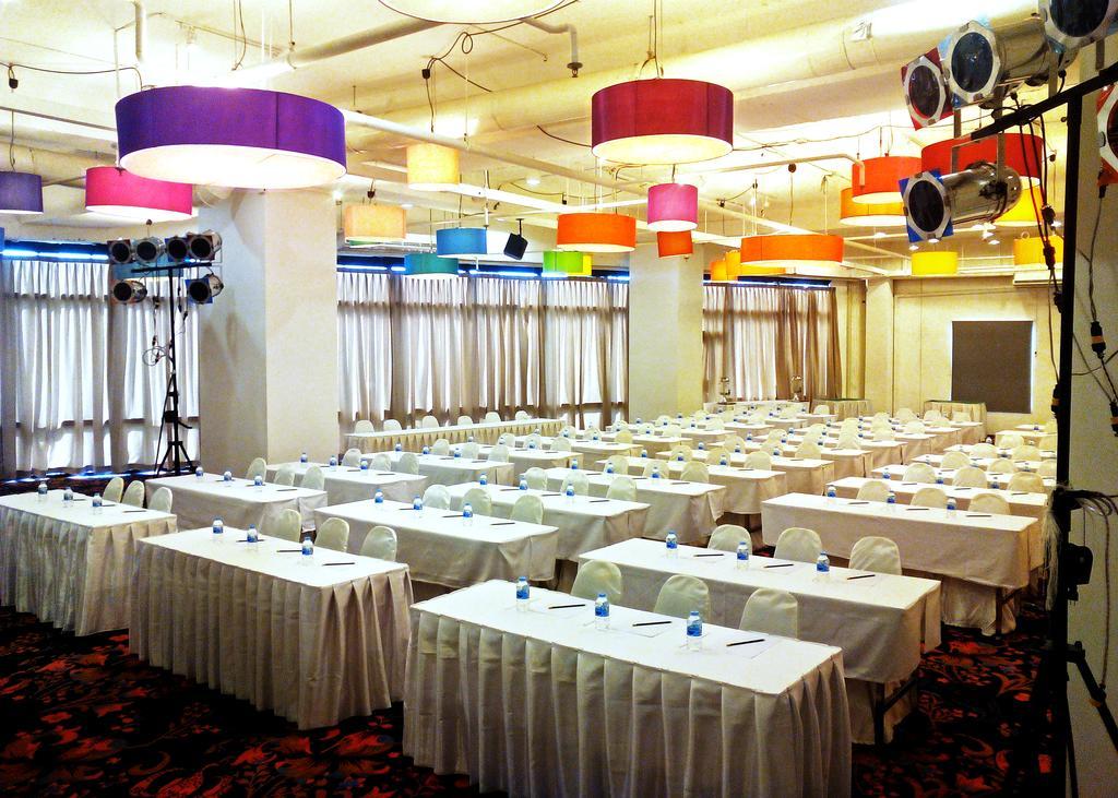 Iyarin @ Tuk Chang Hotel Bangkok Exterior photo