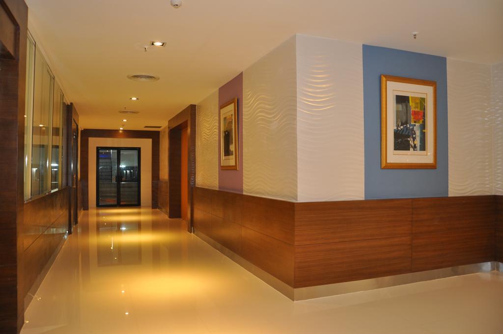 Iyarin @ Tuk Chang Hotel Bangkok Exterior photo