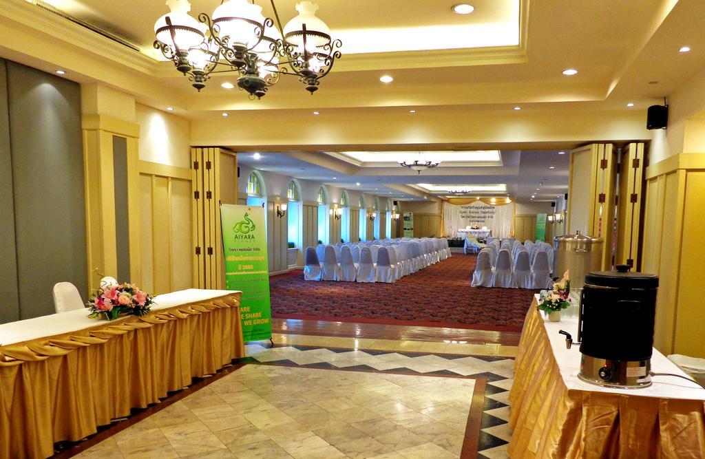 Iyarin @ Tuk Chang Hotel Bangkok Exterior photo