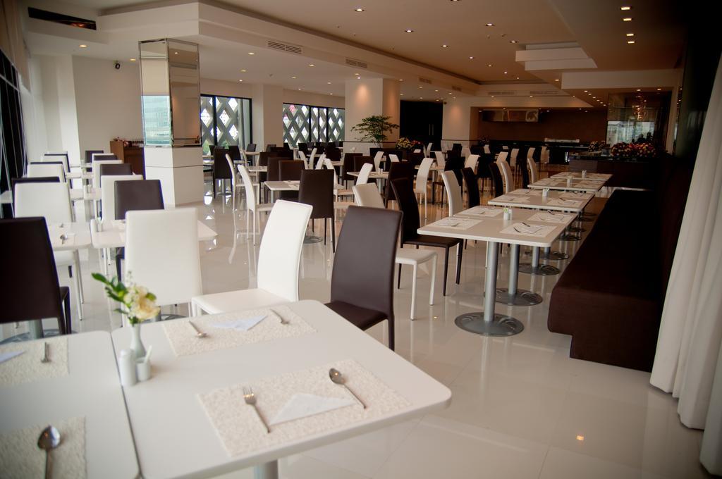 Iyarin @ Tuk Chang Hotel Bangkok Exterior photo